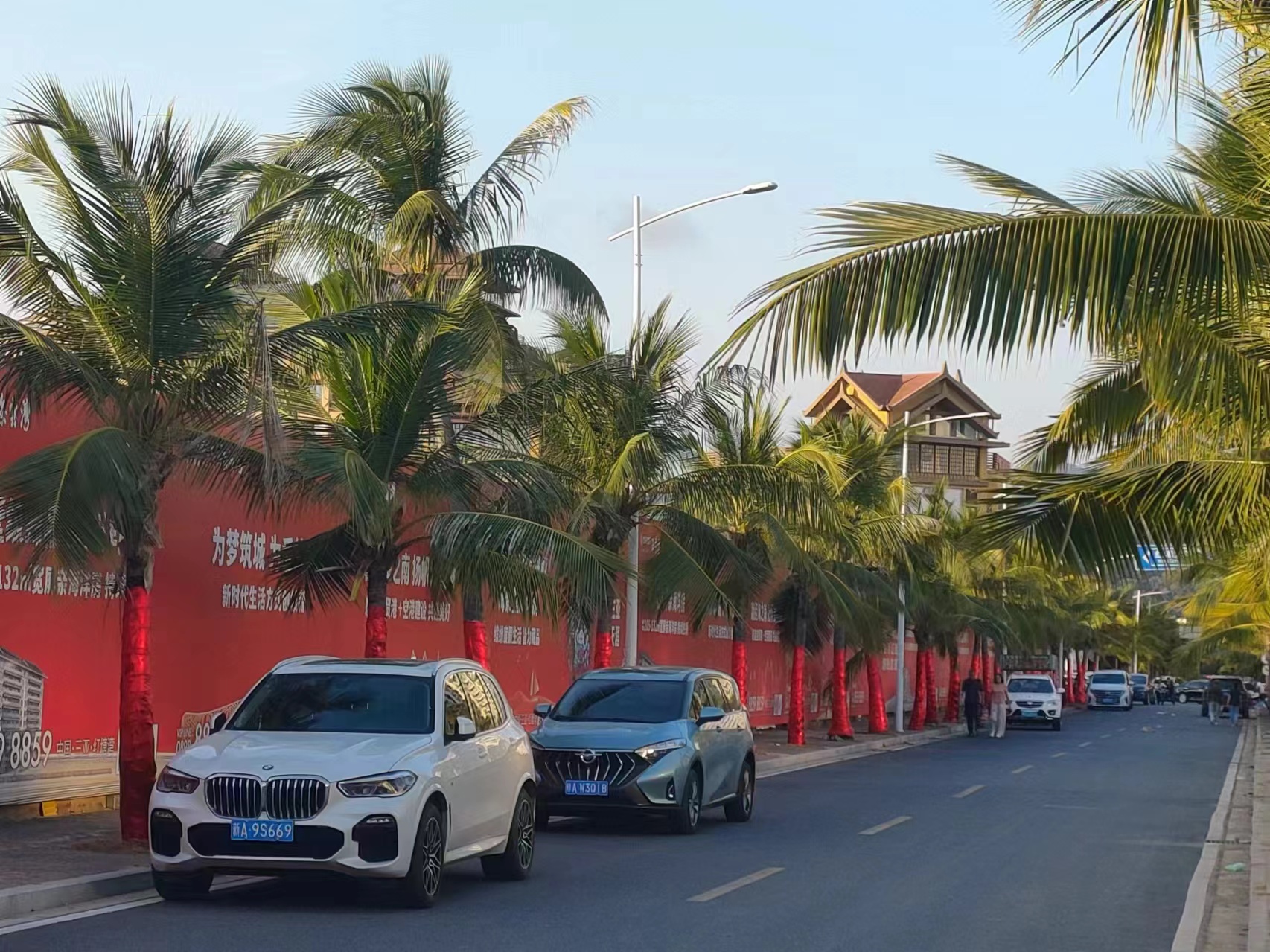 道路两边红色金布包装