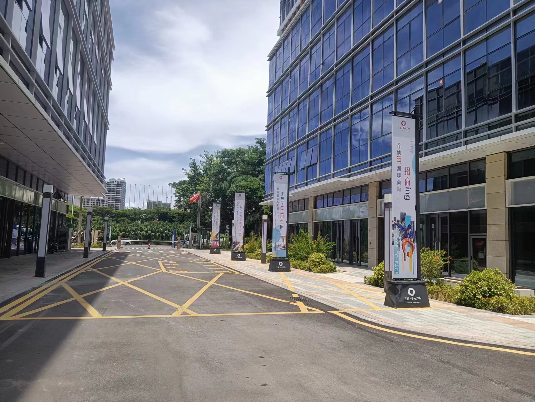 首地广场落地道旗制作